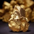 How much gold does 1 share of gld represent?